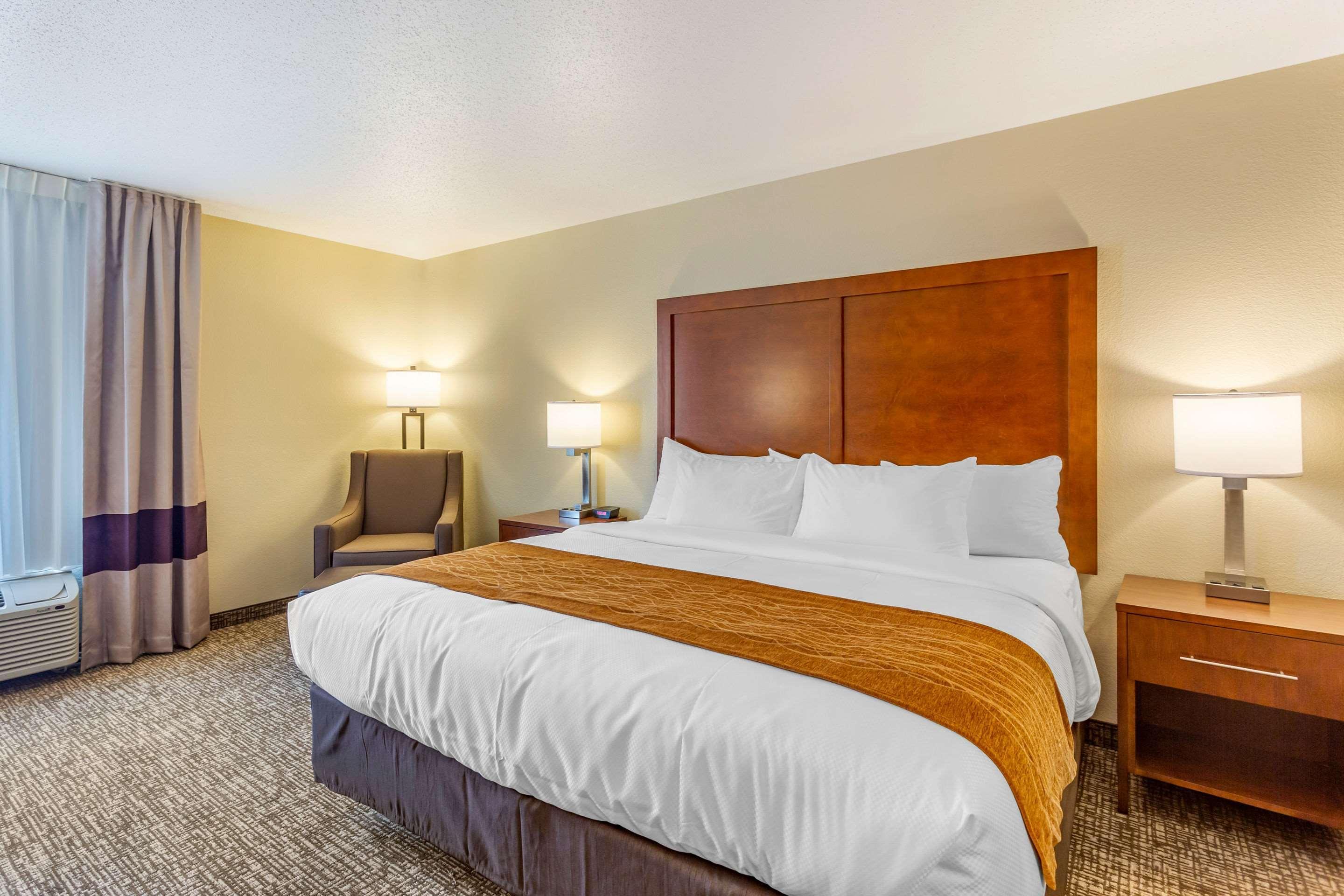 Comfort Inn Dekalb - Adjacent The University Екстер'єр фото