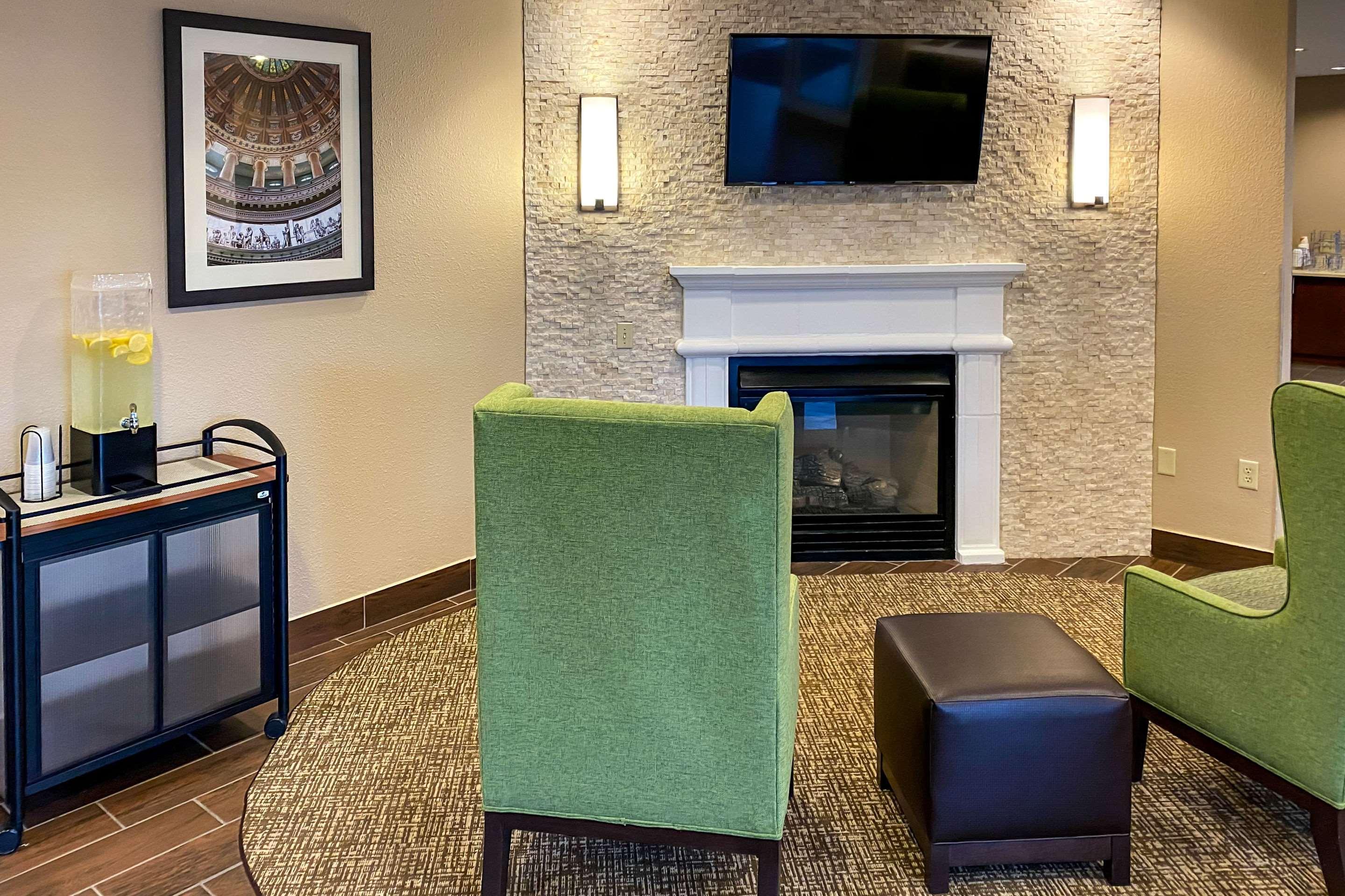 Comfort Inn Dekalb - Adjacent The University Екстер'єр фото
