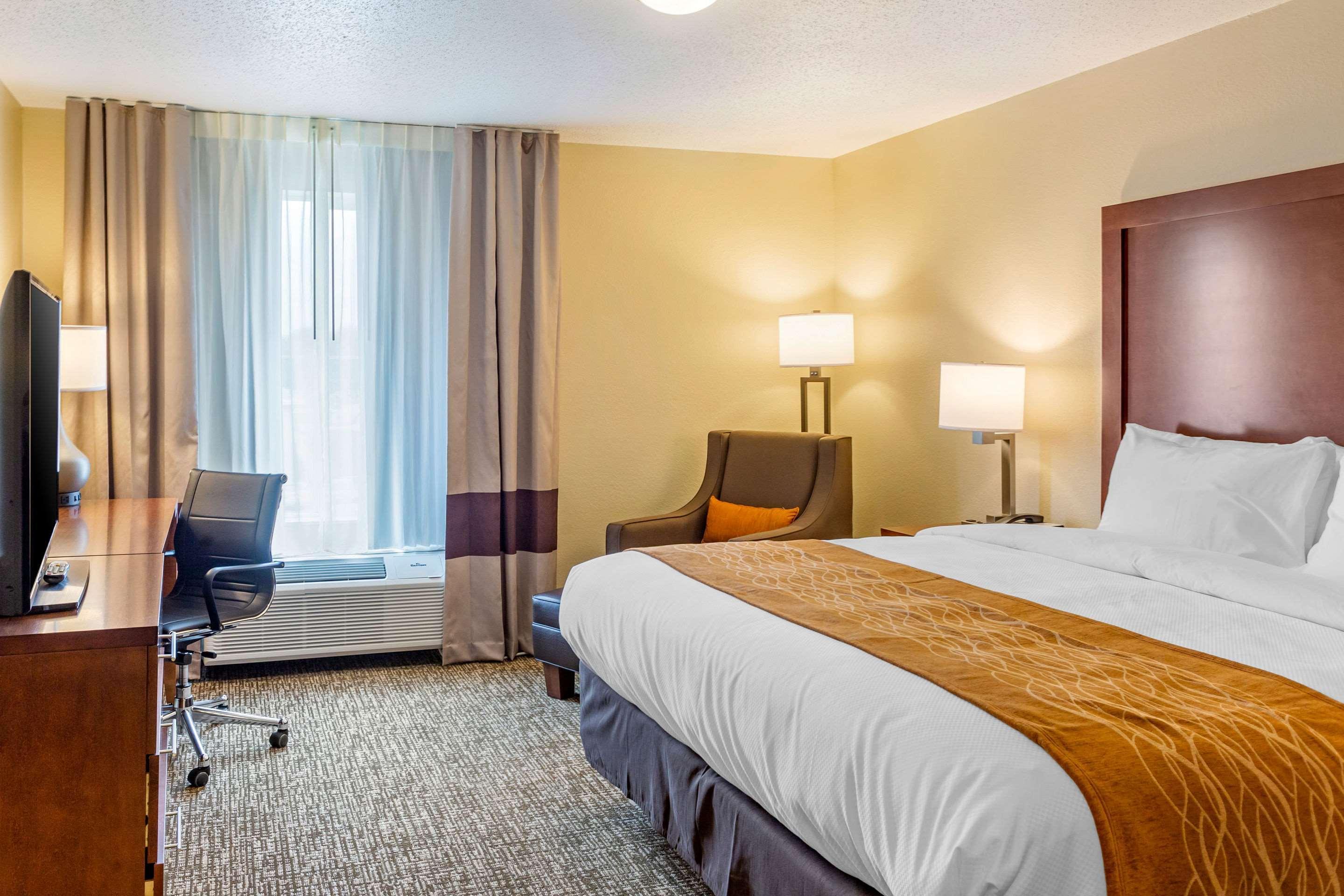 Comfort Inn Dekalb - Adjacent The University Екстер'єр фото