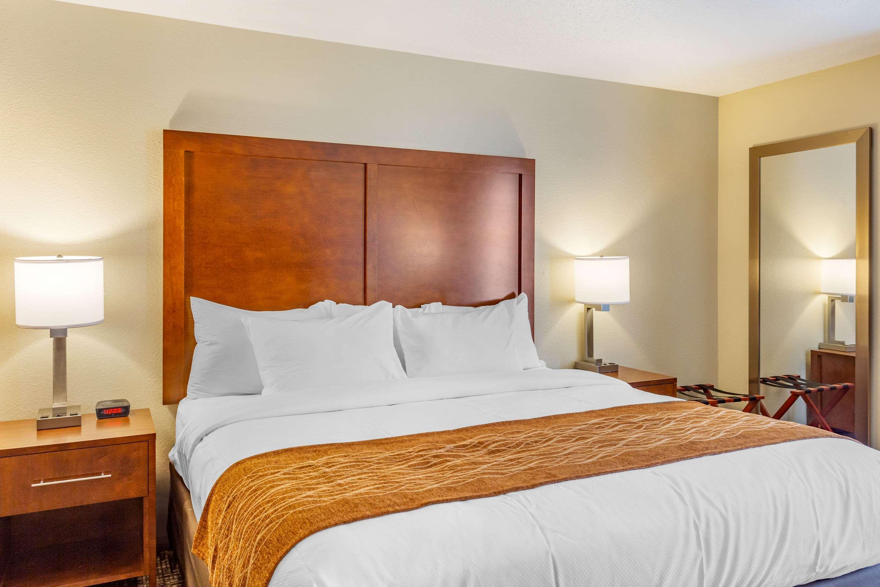Comfort Inn Dekalb - Adjacent The University Екстер'єр фото