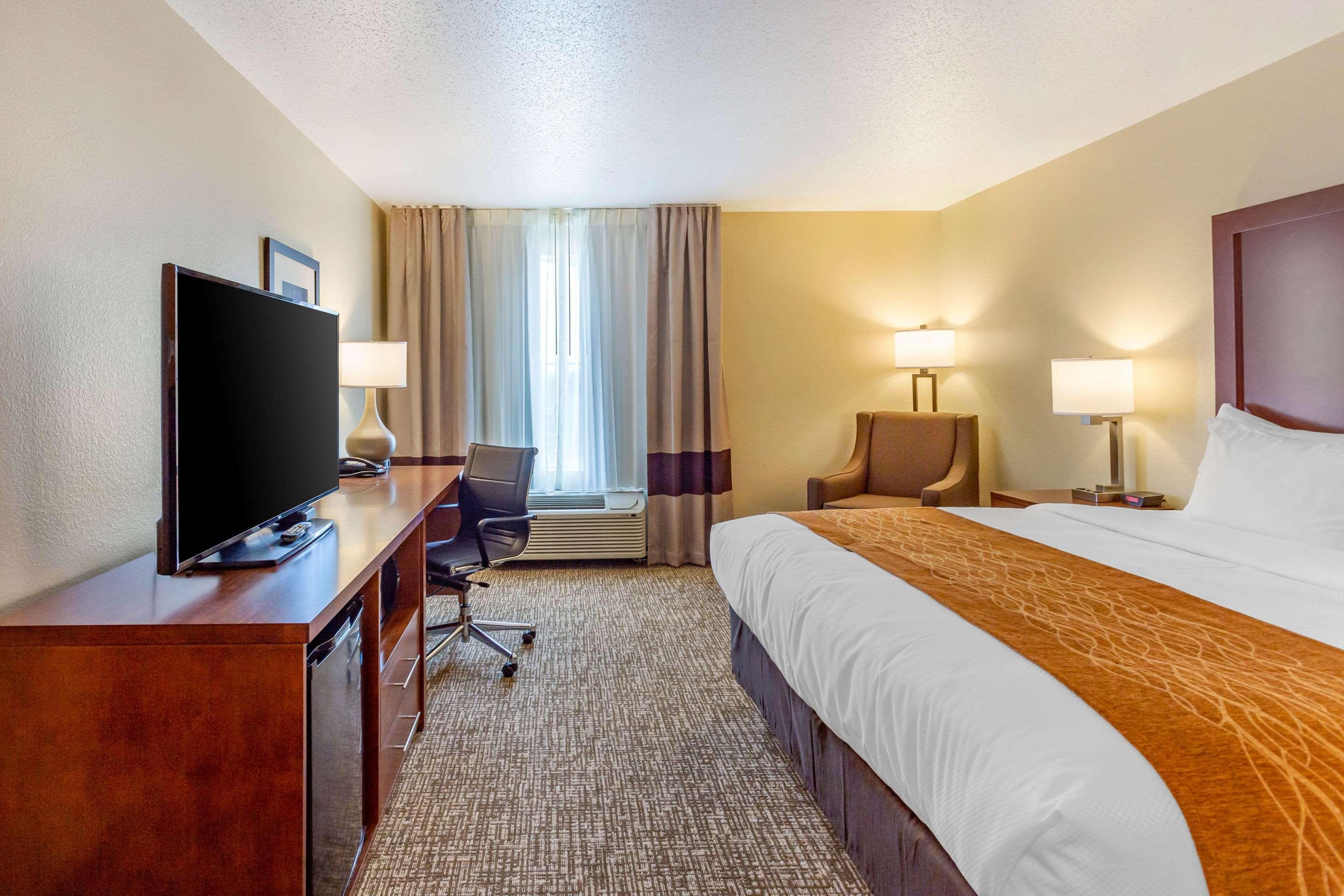 Comfort Inn Dekalb - Adjacent The University Екстер'єр фото