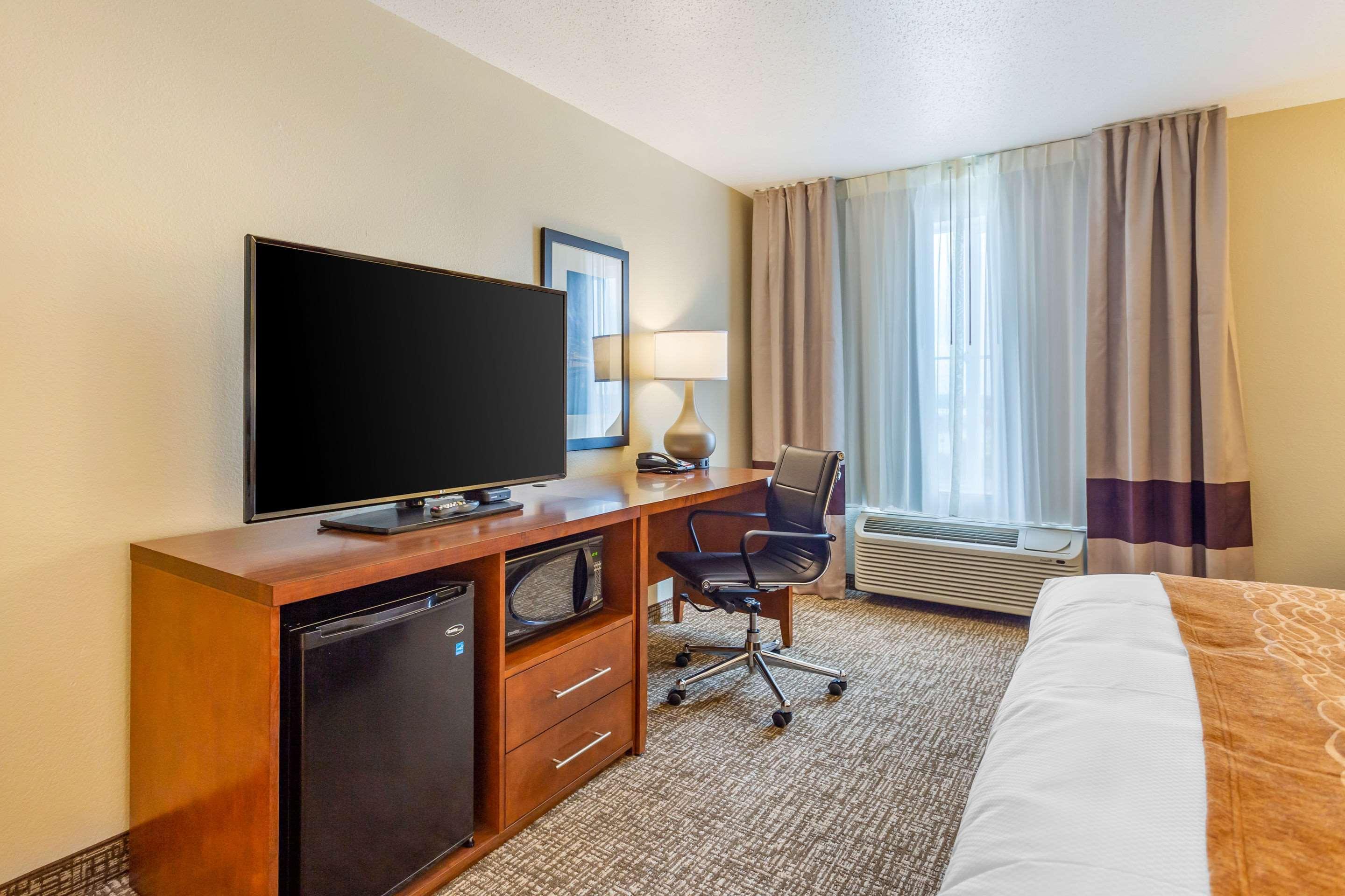 Comfort Inn Dekalb - Adjacent The University Екстер'єр фото